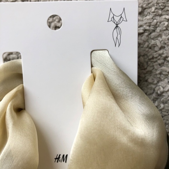 H&M Small Triangular Scarf .NWT. - Picture 3 of 5